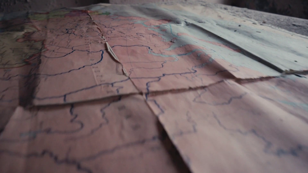 Κατεστραμμένο παλιό γραφικό χάρτη στην επιφάνεια του Τσερνομπίλ, Ουκρανία - Πλάνα, βίντεο