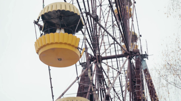Verlassenes Riesenrad mit gelben Kabinen in Tschernobyl, Ukraine - Filmmaterial, Video