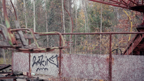 CHERNOBYL, UKRAINE - NOVEMBER 6, 2019: abandoned rusty rotating carousel  - Materiaali, video