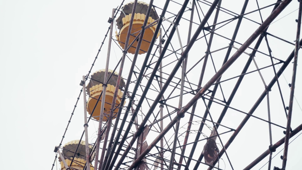 Low angle view van enorme reuzenrad tegen de lucht in Tsjernobyl, Oekraïne - Video