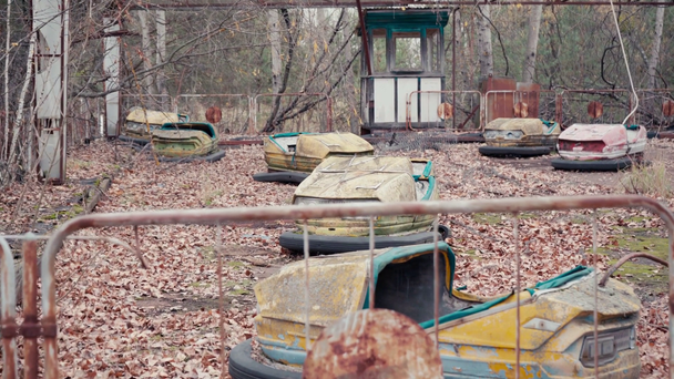 Εγκαταλελειμμένα παλαιωμένα αυτοκίνητα προφυλακτήρα και δέντρα γύρω στο Τσερνομπίλ, Ουκρανία - Πλάνα, βίντεο