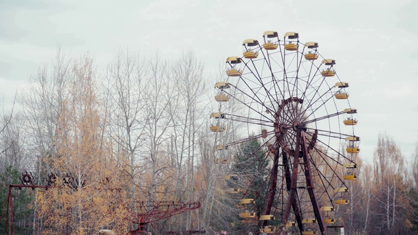 Opuszczony diabelski młyn w pobliżu lasu w Czarnobylu, Ukraina - Materiał filmowy, wideo