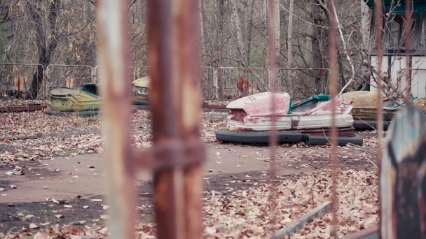 Εγκαταλελειμμένα παλαιωμένα αυτοκίνητα προφυλακτήρα πέρα από μεταλλικό φράχτη στο Τσερνομπίλ, Ουκρανία - Πλάνα, βίντεο