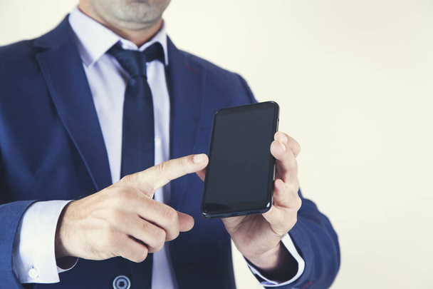 Geschäftsmann reicht Smartphone in Bildschirm - Foto, Bild