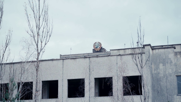 Opuštěná budova poblíž stromů v Černobylu, Ukrajina - Záběry, video