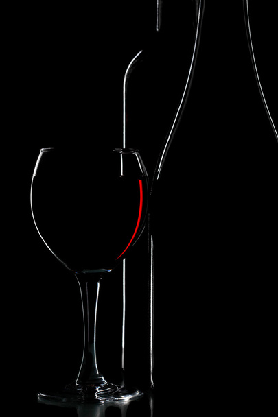silueta láhev vína a skla nad černou - Fotografie, Obrázek