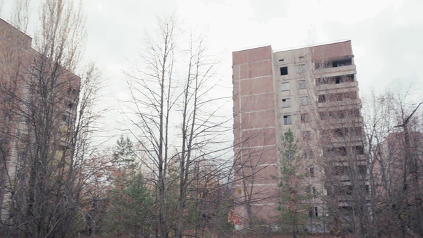 Κτίρια και δέντρα κατά του ουρανού στο Τσερνομπίλ, Ουκρανία - Πλάνα, βίντεο