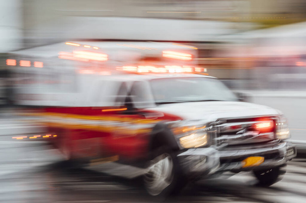 High-speed ambulance on a New York City street - Foto, Imagem
