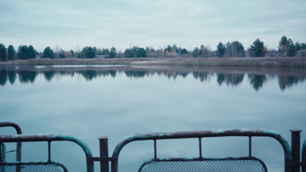Σκουριασμένος μεταλλικός φράχτης και ποταμός Pripyat στο Τσερνομπίλ, Ουκρανία - Πλάνα, βίντεο