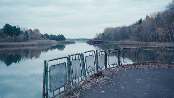 Μεταλλικός φράχτης και ποταμός Pripyat στο Τσερνομπίλ, Ουκρανία - Πλάνα, βίντεο