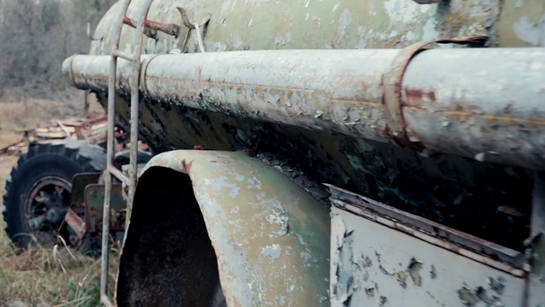 Opuszczony zardzewiały samochód w Czarnobylu, Ukraina - Materiał filmowy, wideo
