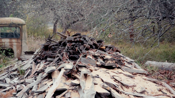 Voiture et ordures usagées rouillées abandonnées à Tchernobyl, Ukraine
 - Séquence, vidéo