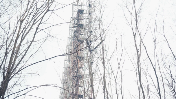 Vista de bajo ángulo del sistema de telecomunicaciones a través de sucursales en Chernobyl, Ucrania
 - Imágenes, Vídeo
