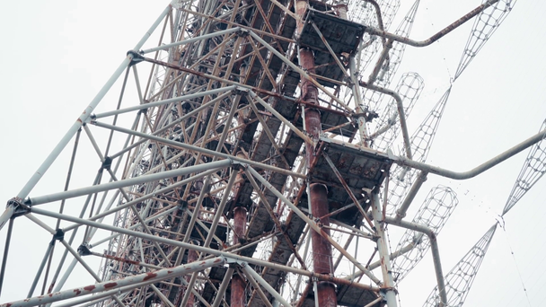 Riesiges Telekommunikationssystem gegen den Himmel in Tschernobyl, Ukraine - Filmmaterial, Video