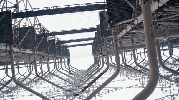 Widok z dołu ogromnego centrum radiowego w Czarnobylu, Ukraina - Materiał filmowy, wideo