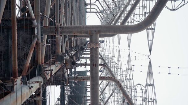 Widok z dołu na ogromny system radarowy w Czarnobylu, Ukraina - Materiał filmowy, wideo