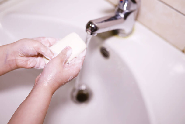 Higiéniai szabályok. Kézmosás étkezés előtt. Antibakteriális kezek szappannal. Hogy megelőzzük a vírusfertőzést. Koronavírus elleni védelem. - Fotó, kép