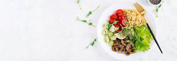 Trendy Salat. Vegane Buddha-Schale mit Linsen, Avocado, Pilzen, Salat, Tomaten und Chiasamen. Internationaler Tag ohne Fleisch. Vegetarischer Salat. Draufsicht, Overhead, Banner - Foto, Bild