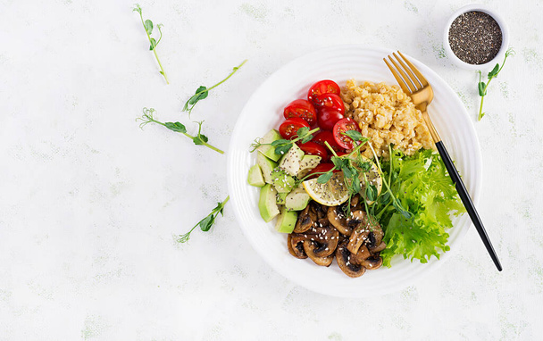Модний салат. Миска Веган Будди з сочевицею, авокадо, грибами, салатом, помідорами та насінням чіа. Міжнародний день без м'яса. Вегетаріанський салат. Вид зверху, накладний, плоский
 - Фото, зображення