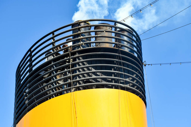 Desde la chimenea de un crucero escape humo y gases de escape
 - Foto, Imagen