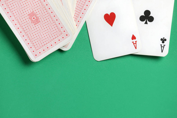Yeşil poker masasında kağıt oynamak. Kumar oynuyorum. Bağımlılık. Bahisler - Fotoğraf, Görsel