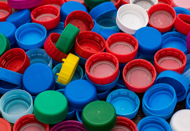 detailní záběr velkého počtu barevných plastových uzávěrů lahviček - Fotografie, Obrázek