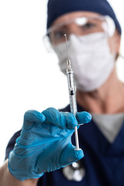 Arts of verpleegkundige die medische spuit met naald op witte achtergrond vasthoudt. - Foto, afbeelding