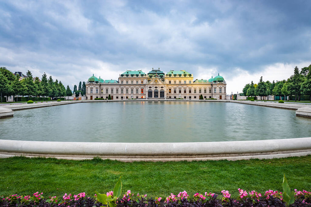 Belvedere, historiallinen rakennuskompleksi, joka koostuu kahdesta barokkipalatsista (ylempi ja alempi Belvedere), orangerista ja palatsitalleista Wienissä, Itävallassa
. - Valokuva, kuva