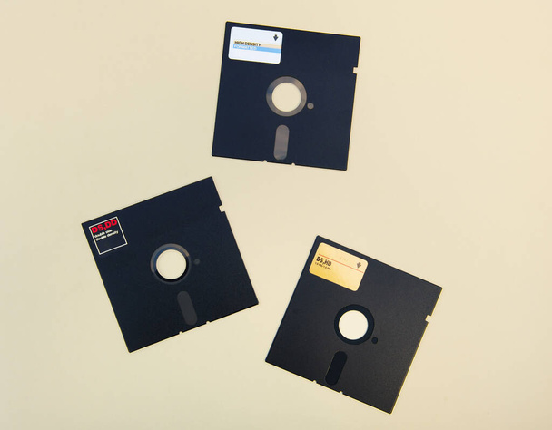 три дискети 5.25 ізольовані
 - Фото, зображення