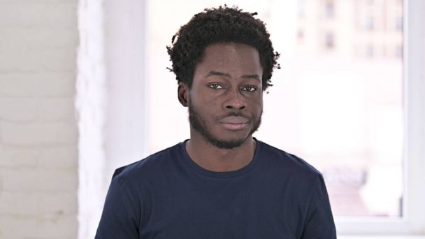 Portrait de jeune homme afro-américain attrayant disant non en secouant la tête
 - Photo, image