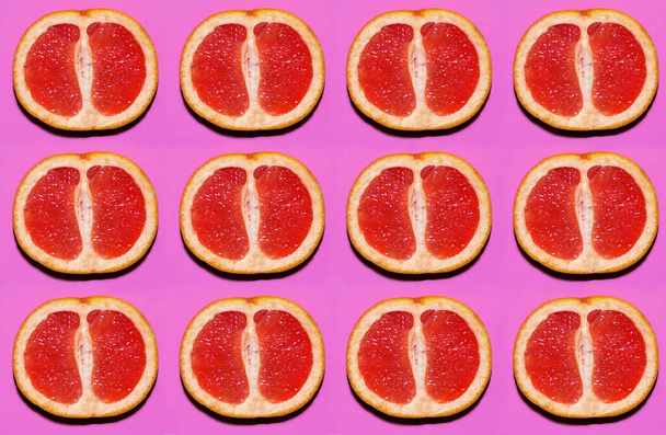 果物のパターン。ピンクの背景にグレープフルーツのスライス - 写真・画像