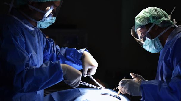 Chirurgen im Operationssaal, medizinisches Team und Geräte im Krankenhaus  - Foto, Bild