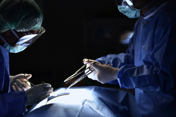 chirurgen in de operatiekamer, medisch team en apparatuur in het ziekenhuis  - Foto, afbeelding
