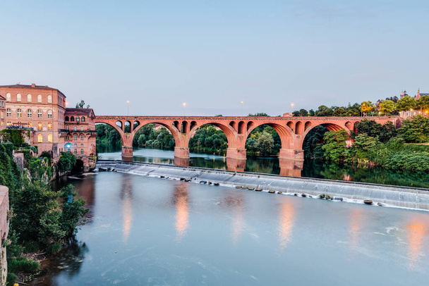 Vieux pont traversant les eaux du Tarn en passant par Albi dans la région du Tarn, Midi Pyrénées, France
 - Photo, image