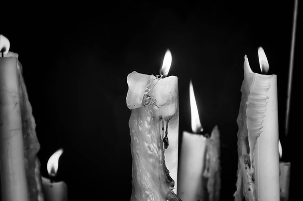 Svíčky zapálené v kapli Lurd, náboženské symboly a terorismus - Fotografie, Obrázek