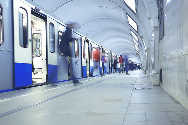 tömeg emberek metró mozgásban elmosódott, elvont háttér városi közlekedés emberek - Fotó, kép