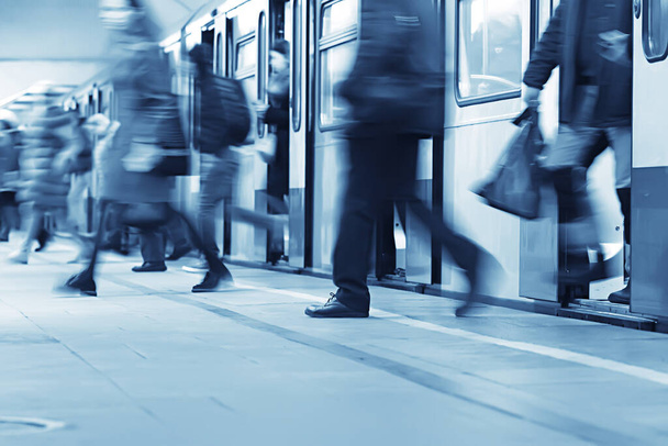 tłum ludzi metro w ruchu zamazane, abstrakcyjne tło ludzi ruchu miejskiego - Zdjęcie, obraz