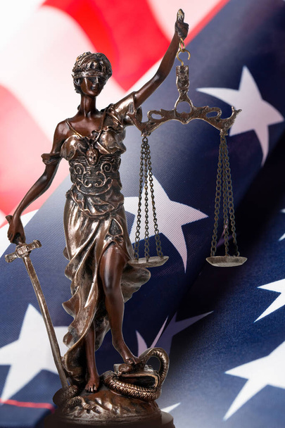 Právo a spravedlnost ve Spojených státech amerických, socha Lady Justice s vlajkou USA - Fotografie, Obrázek