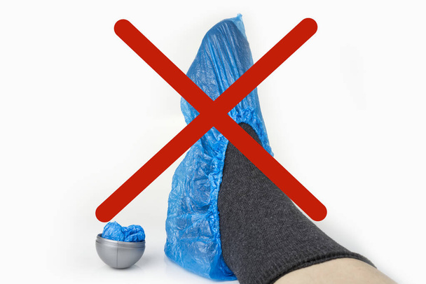 Protección de zapatos desechables sobre un fondo blanco
 - Foto, Imagen