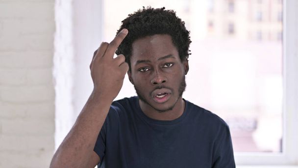 Portrait de jeune homme afro-américain en colère montrant doigt du milieu
 - Photo, image