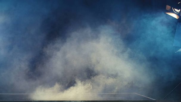 Зона сцены концерта с цветными дымовыми гранатами. Процесс дезинфекции коронавируса в мире с помощью дымовой вакцины
. - Фото, изображение