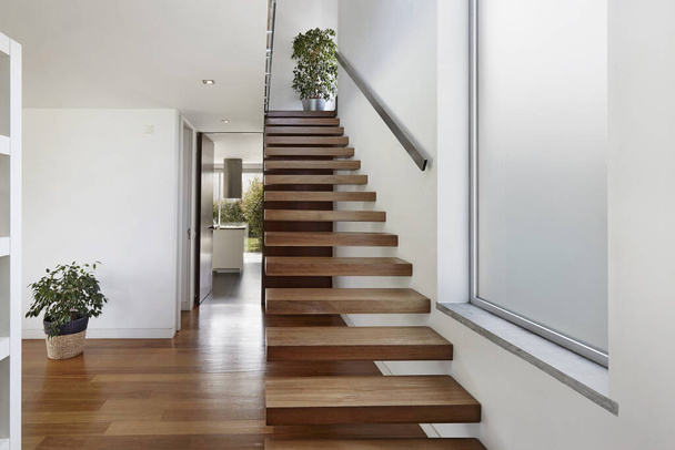 上層階、設計、家具、家、現代、海、木への木製の階段アクセスを持つアパートの入り口ホール - 写真・画像