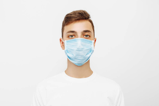 感染症、インフルエンザなどの呼吸器疾患、感染症からの保護、白地に隔離されたコロナウイルスを防ぐために衛生マスクを着用する者 - 写真・画像