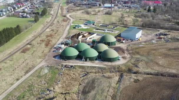 Vista aerea dell'impianto di biogas e dei serbatoi di stoccaggio. Volo intorno alla centrale a biogas. Colpo in cerchio - Filmati, video