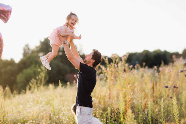 Den otců. Šťastná rodina dcera objímá svého otce na dovolené - Fotografie, Obrázek