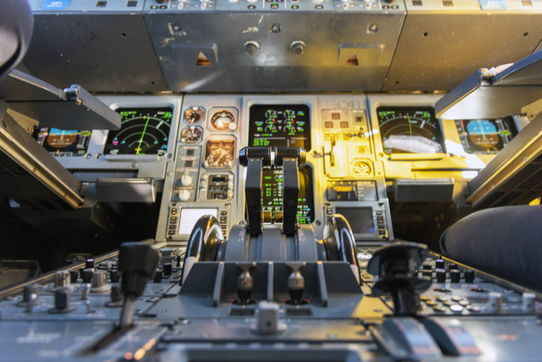 Cockpit d'un avion de passagers. Vue depuis le poste de pilotage pendant le vol d'un aéronef de passagers
. - Photo, image