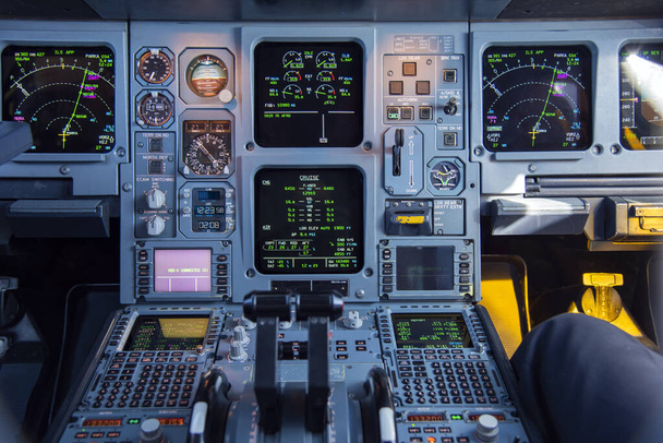 La cabina di pilotaggio di un aereo passeggeri. Vista dall'abitacolo durante il volo di un aeromobile passeggeri
. - Foto, immagini