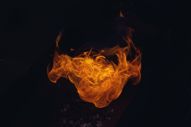Спалювання полум'я або вогонь ізольовано на чорному тлі
 - Фото, зображення