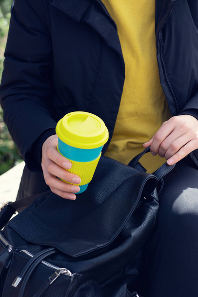 Las manos femeninas sostienen el café reutilizable mug.Sustainable concepto de estilo de vida
. - Foto, Imagen