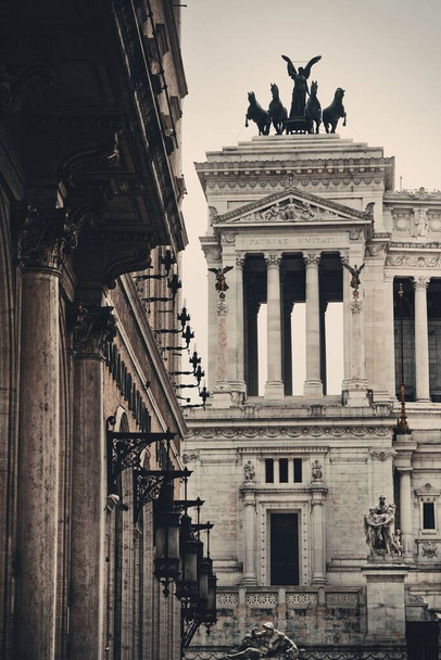 Monumento Nazionale a Vittorio Emanuele II o II Vittoriano in Piazza Venezia, Roma, Italia con vista sulla strada
. - Foto, immagini